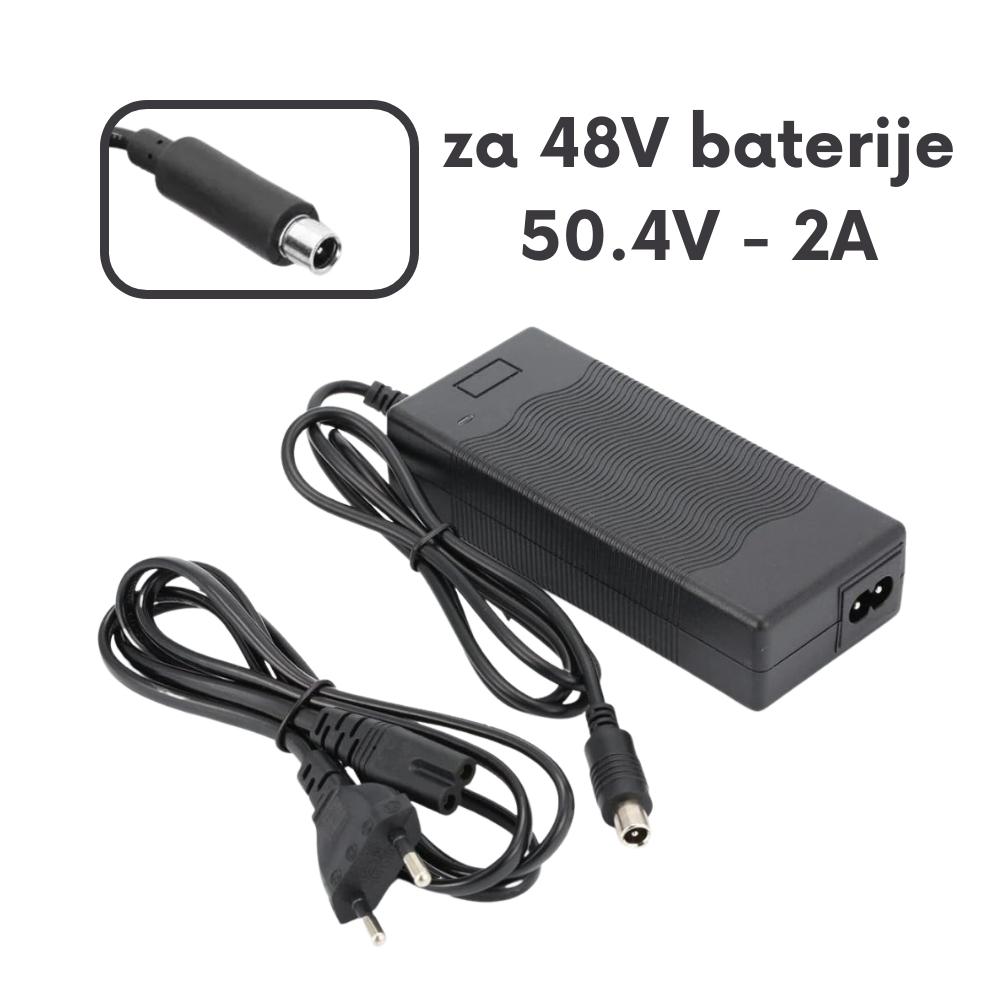 Crni originalni punjač za električni romobil 48V 50.4V 2A s detaljem utikača na bijeloj pozadini