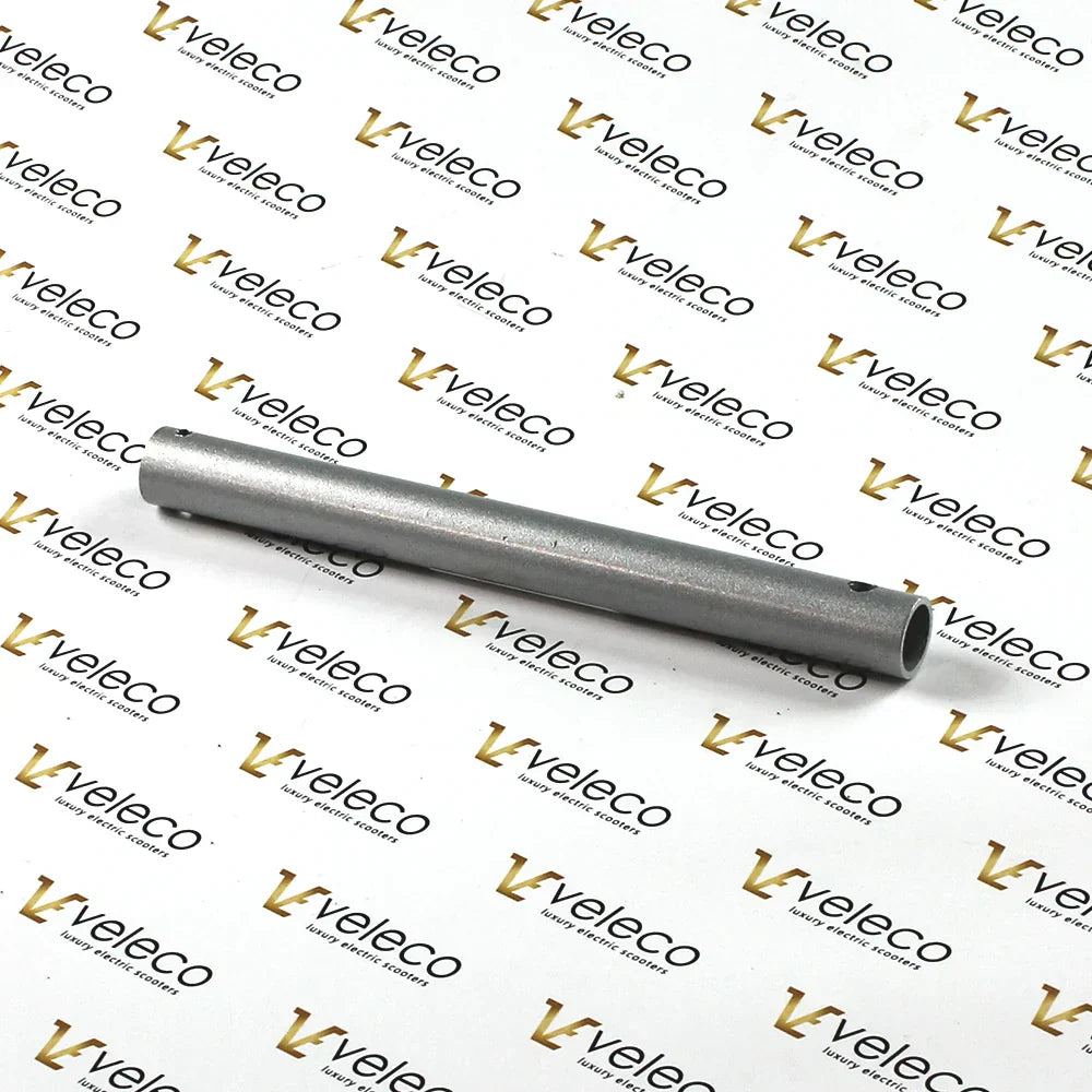 Siva metalna potporna cijev za ogradu Veleco Cosmo na bijeloj podlozi s logotipom