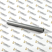 Siva metalna potporna cijev za ogradu Veleco Cosmo na bijeloj podlozi s logotipom
