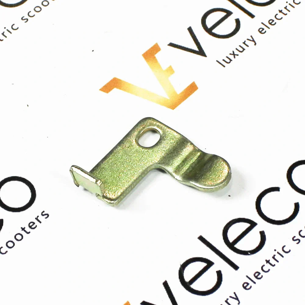 Metalni nosač poklopca kutije za električni skuter Veleco Cristal prikazan iz kuta