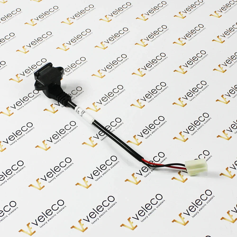 Priključak za punjenje za električni skuter Veleco Faster s crnim kabelom i bijelim konektorom