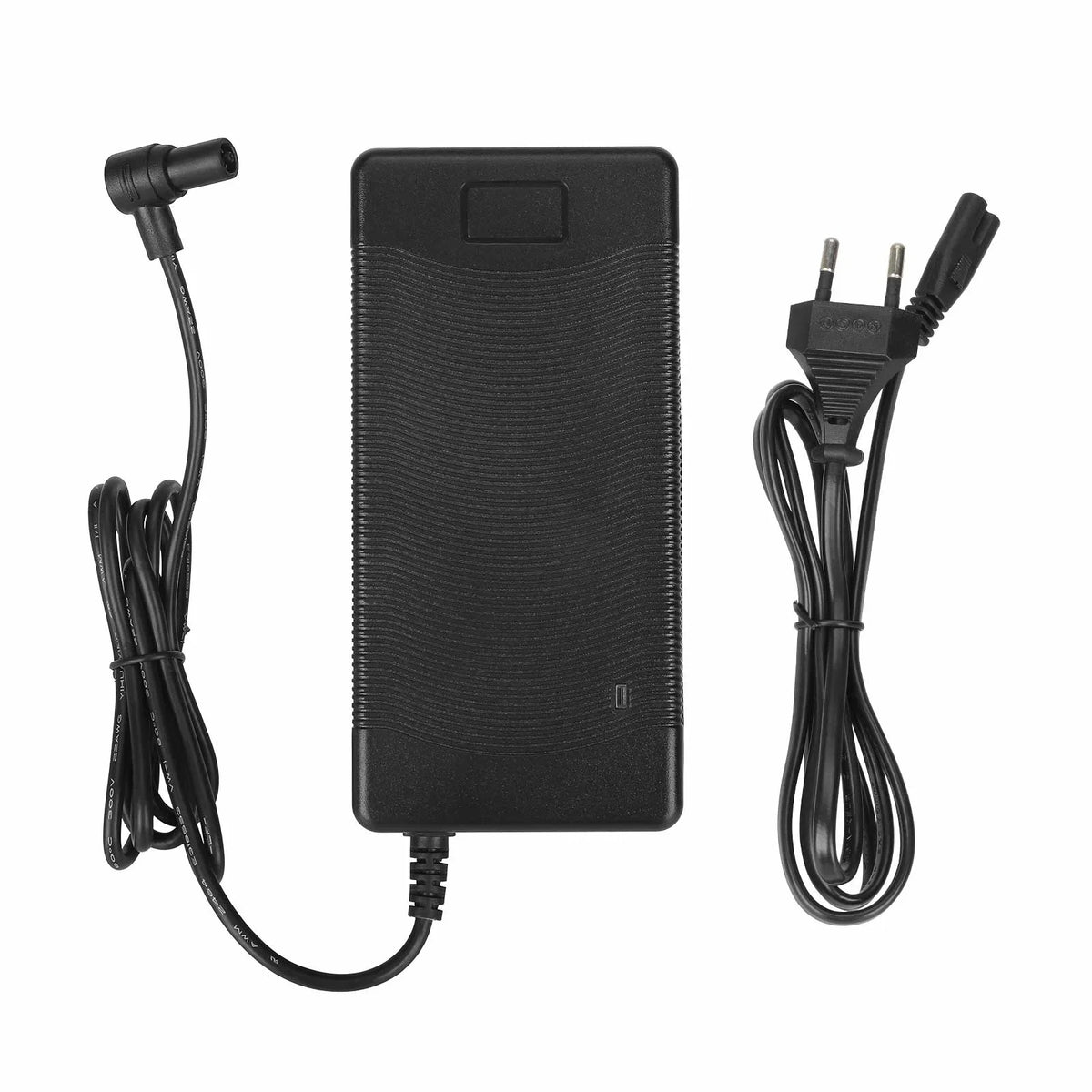 Crni punjač 54.6V 2A za električni romobil Xiaomi 4 Ultra s kabelima na bijeloj pozadini
