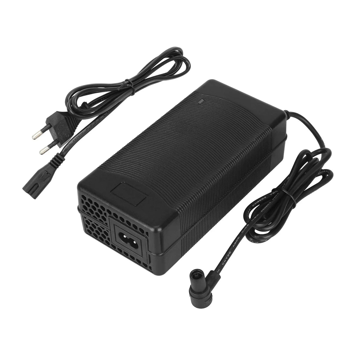 Crni punjač 54.6V 2A za električni romobil Xiaomi 4 Ultra s kabelima na bijeloj pozadini