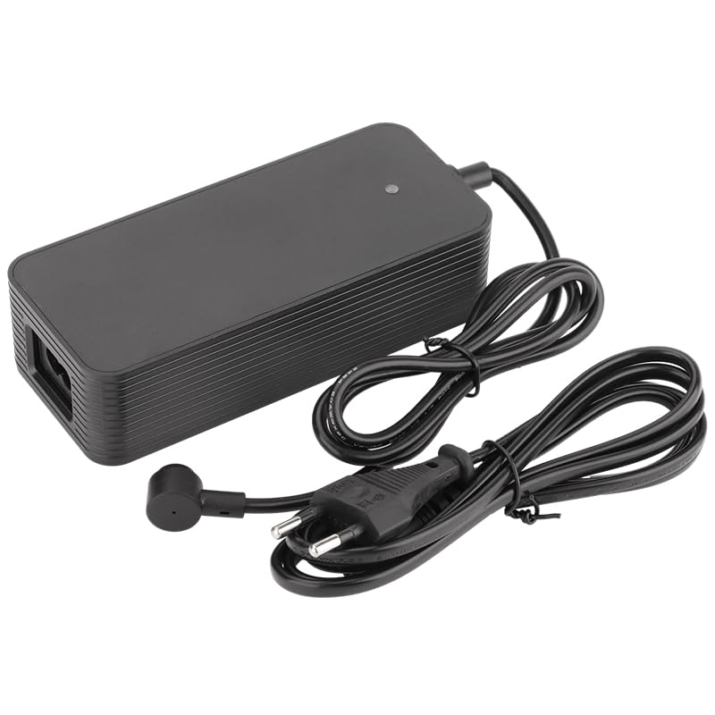 Crni strujni punjač za Xiaomi 4 Pro električni romobil s kabelom i utikačem na bijeloj pozadini