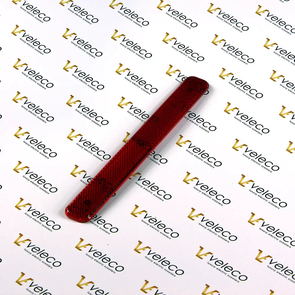 Crveni reflektirajući poklopac prtljažnika za električni skuter za starije osobe Veleco Gravis na bijeloj