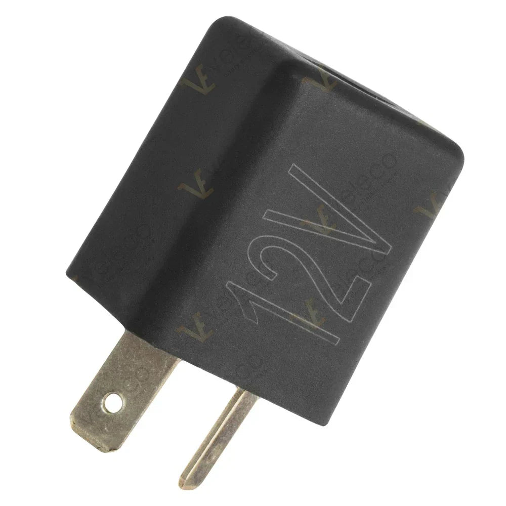 Crni relej žmigavaca 12V za električni skuter za starije osobe Veleco prikazan iz kuta