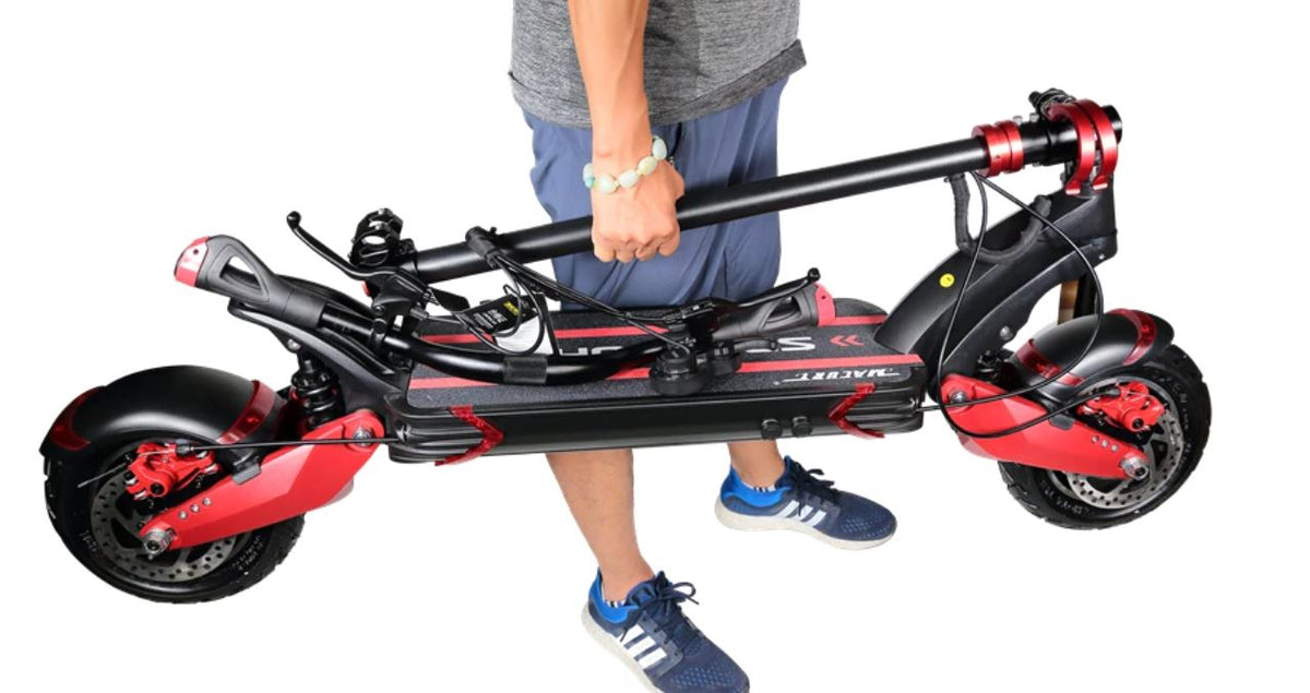 Crna ručka za nošenje električnog romobila Macury na sklopljenom crveno-crnom modelu