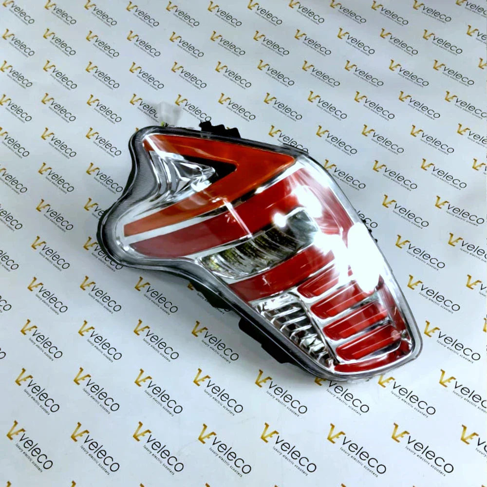 Stražnje lijevo svjetlo za električni skuter Veleco crveno-prozirni detalj izbliza