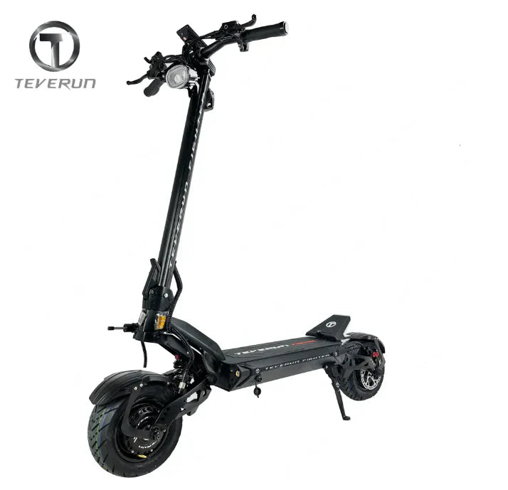 Crni električni romobil Teverun Fighter 11 2023, pogled sprijeda s bijelom pozadinom