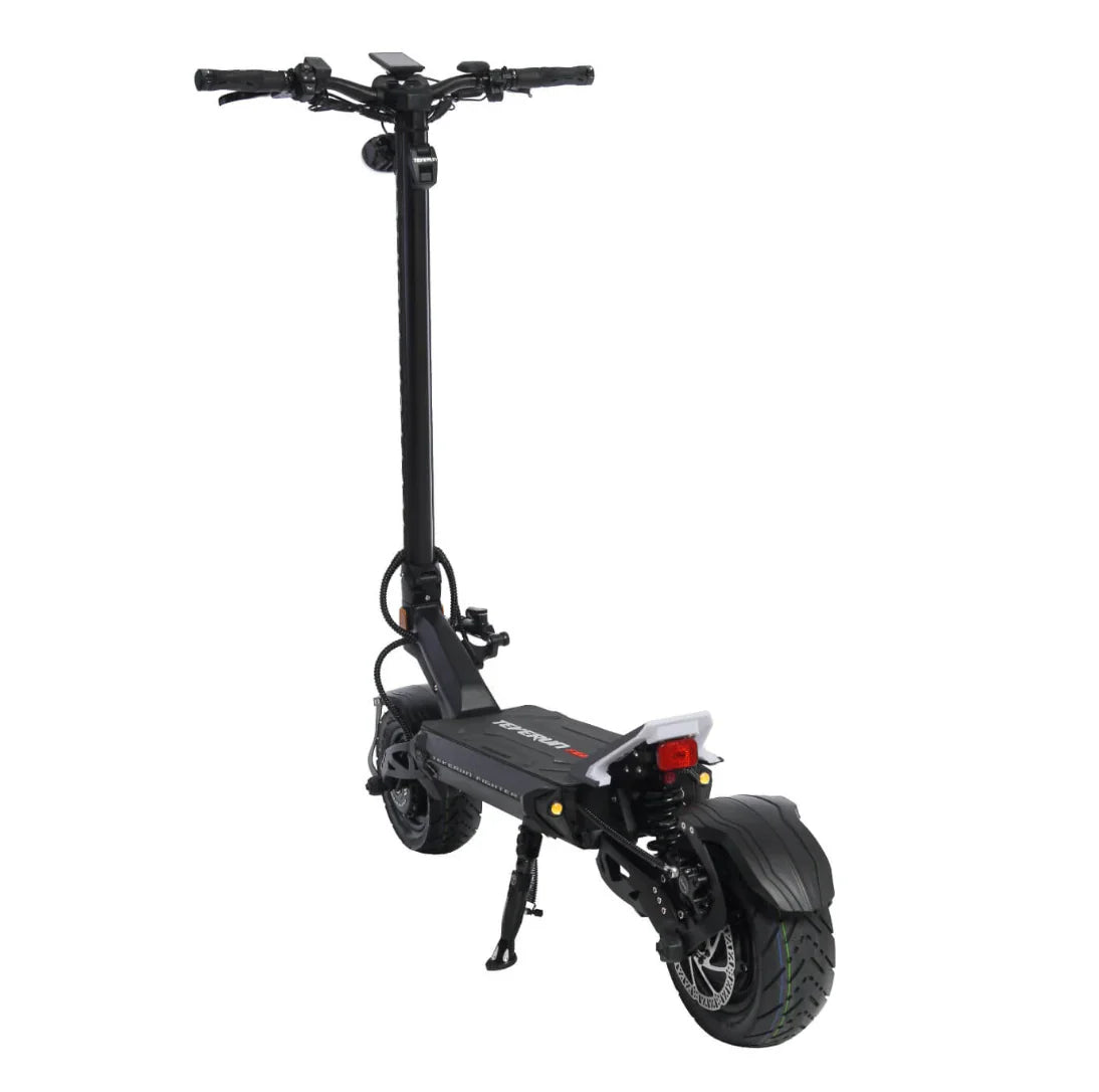 Električni romobil Teverun Fighter 11 2023, pogled straga na crni model na stalku