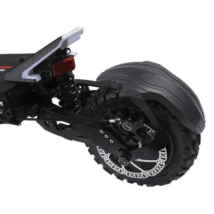 Stražnji dio električnog romobila Teverun Fighter Supreme 2023 s amortizerom i diskom kočnice