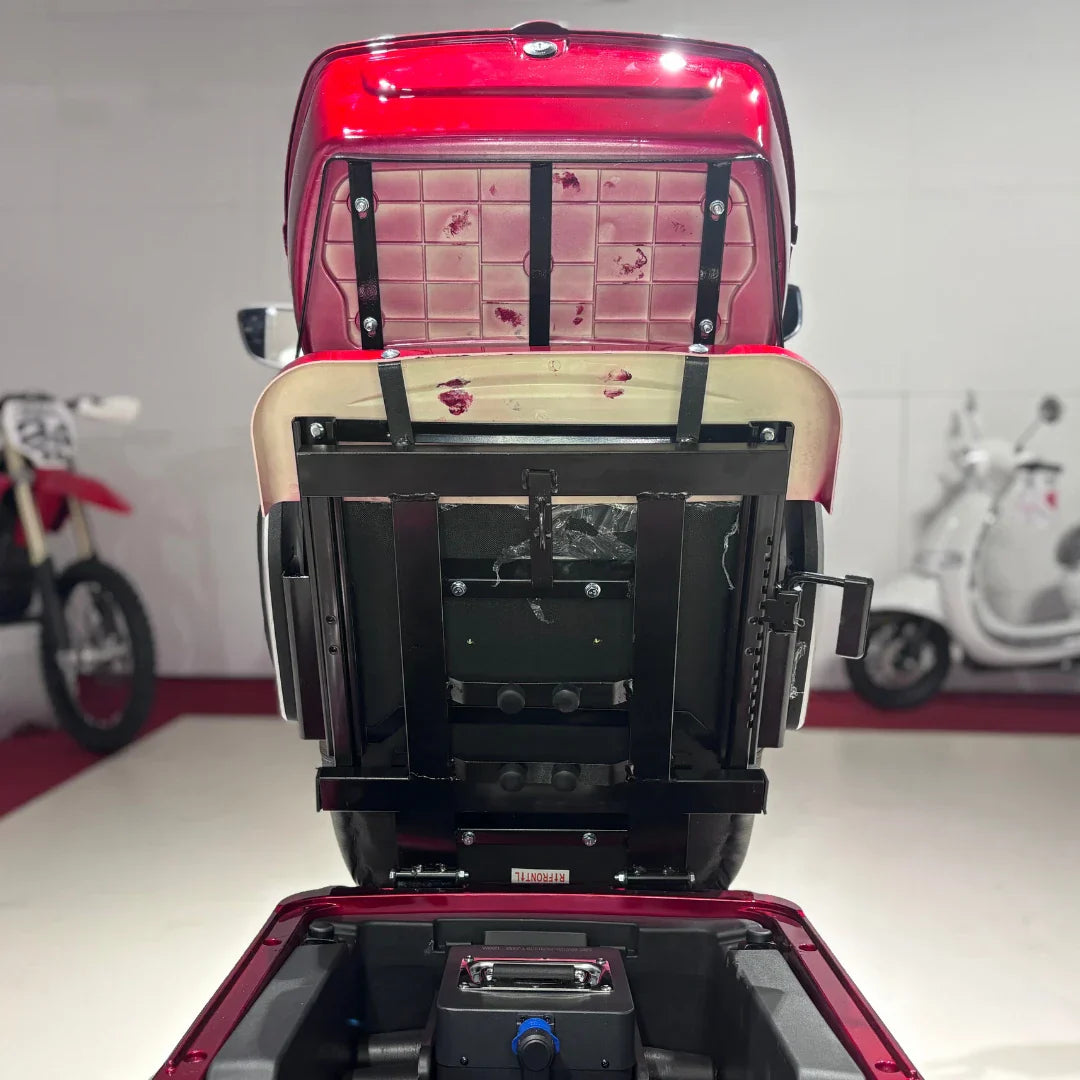 Podignuto sjedalo crvenog električnog skutera Vigorous Vista s pogledom na baterijski prostor