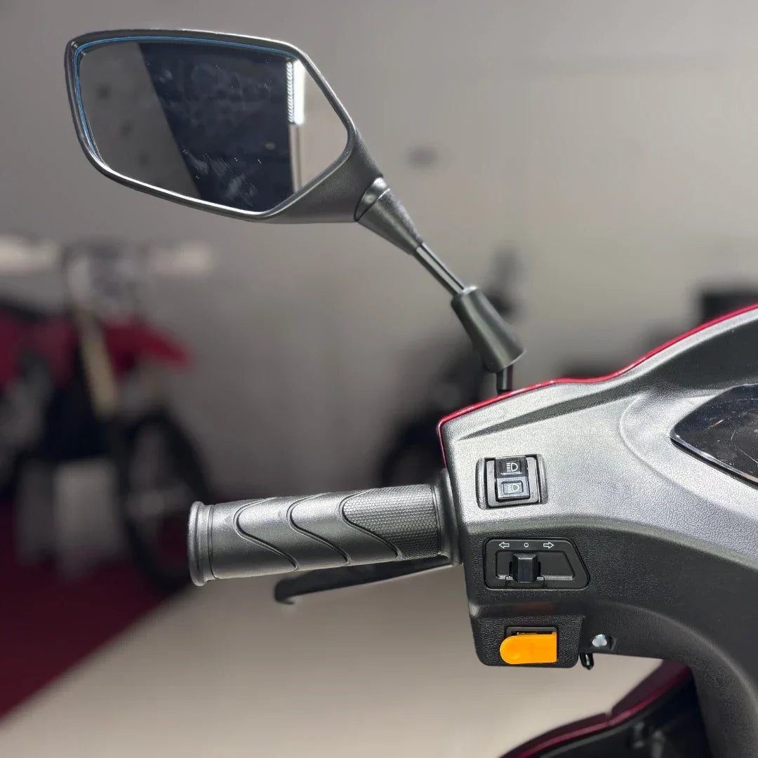 Crni retrovizor i upravljač električnog skutera Vigorous Vista 1 s detaljem kontrola svjetala