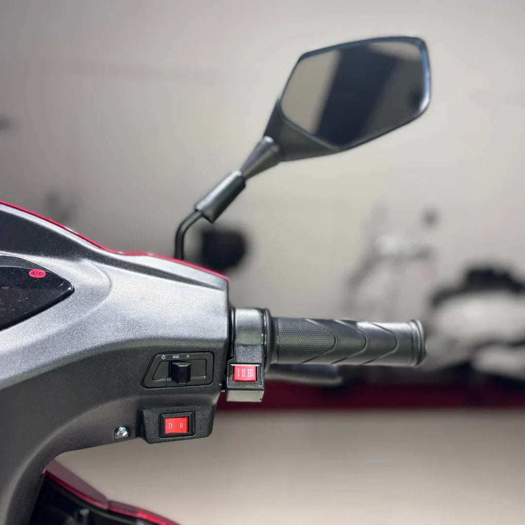 Detalj upravljača električnog skutera Vigorous Vista 1 s prekidačima brzine i retrovizorom