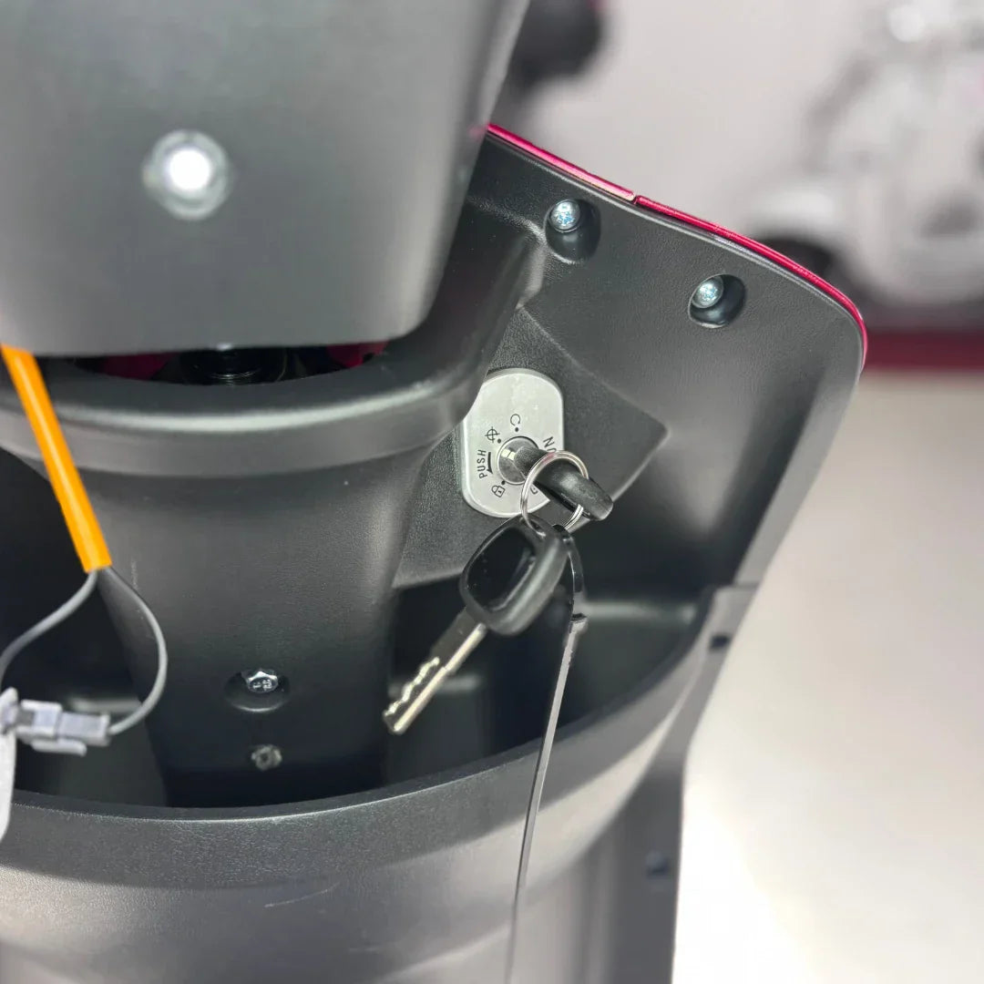 Detalj brave za paljenje s ključem na električnom skuteru Vigorous Vista 1 u crnoj boji
