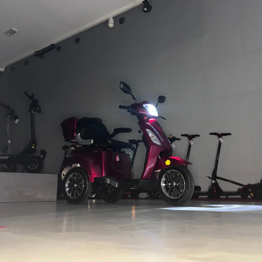 Crveni električni skuter za starije osobe Vigorous Vista na tri kotača s uključenim prednjim svjetlom