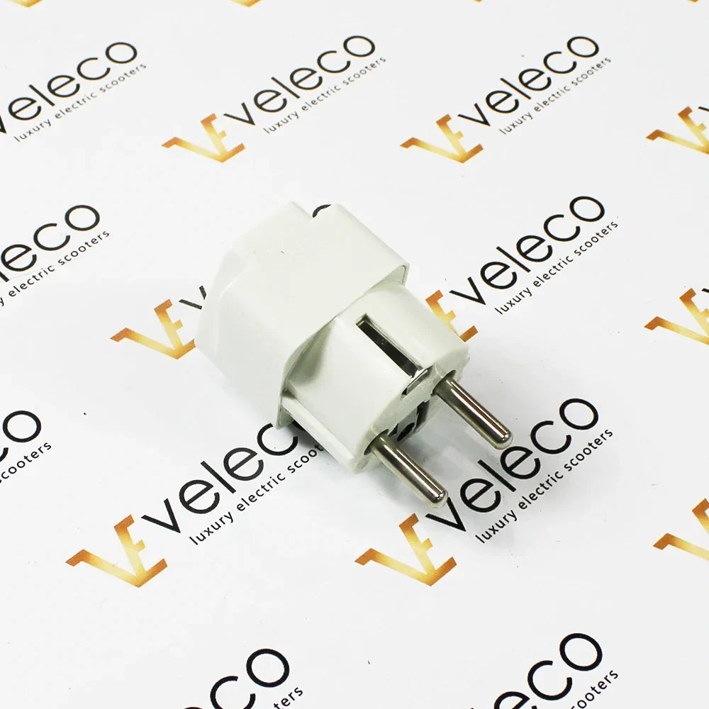 Bijeli univerzalni adapter Veleco UK na EU utikač za električna vozila izbliza