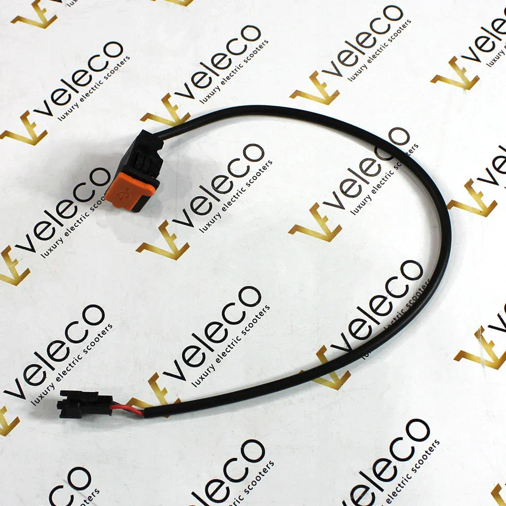 USB priključak za Veleco Gravis električni skuter, crni kabel s narančastim detaljem, pogled odozgo
