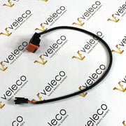 USB priključak za Veleco Gravis električni skuter, crni kabel s narančastim detaljem, pogled odozgo