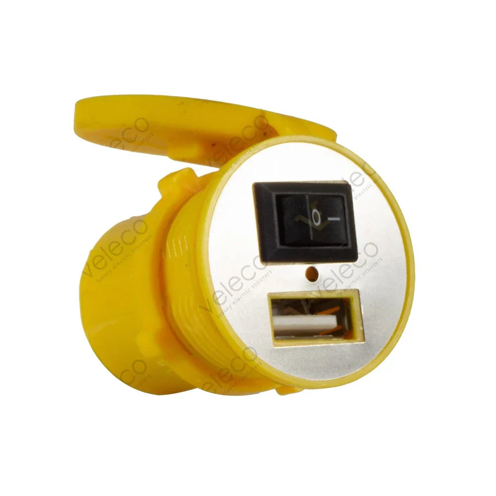 Žuti USB ulaz s prekidačem za električni skuter Veleco Draco prikazan sprijeda